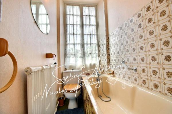 Maison bourgeoise avec sous-sol, jardin et parc boisé