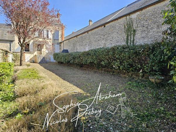 Maison bourgeoise avec sous-sol, jardin et parc boisé