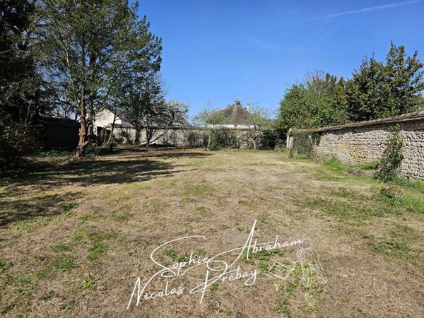 Maison bourgeoise avec sous-sol, jardin et parc boisé