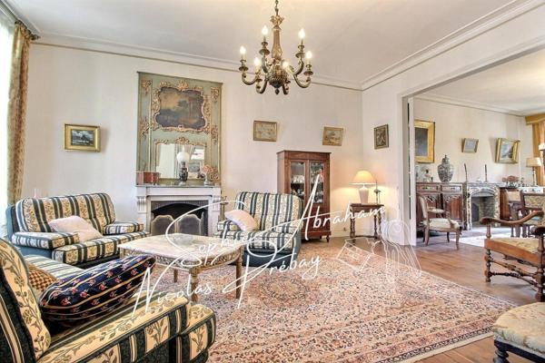 Maison bourgeoise avec sous-sol, jardin et parc boisé