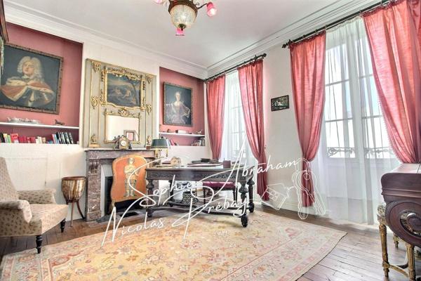 Maison bourgeoise avec sous-sol, jardin et parc boisé