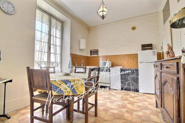 Maison bourgeoise avec sous-sol, jardin et parc boisé