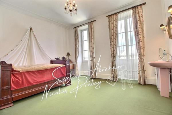 Maison bourgeoise avec sous-sol, jardin et parc boisé