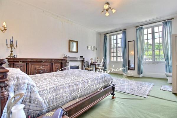 Maison bourgeoise avec sous-sol, jardin et parc boisé