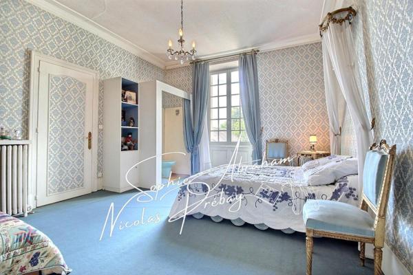 Maison bourgeoise avec sous-sol, jardin et parc boisé