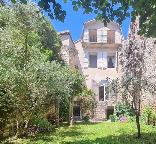 Maison de caractère un havre de paix au coeur de la ville. Lectoure
