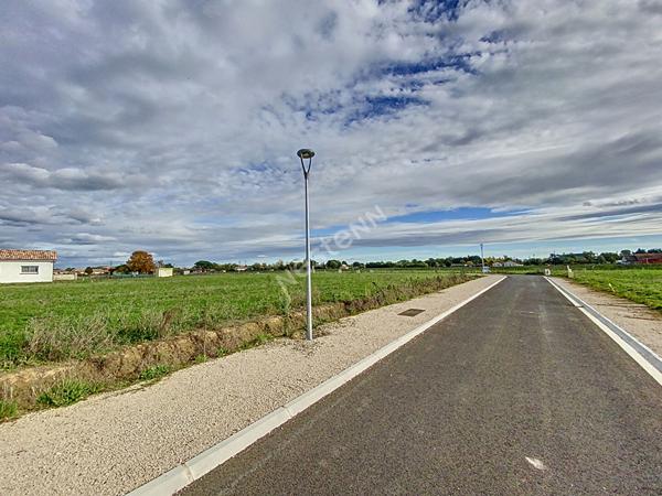 Joli terrain à bâtir de 775 m² plat et viabilisé à La Ville Dieu Du Templ