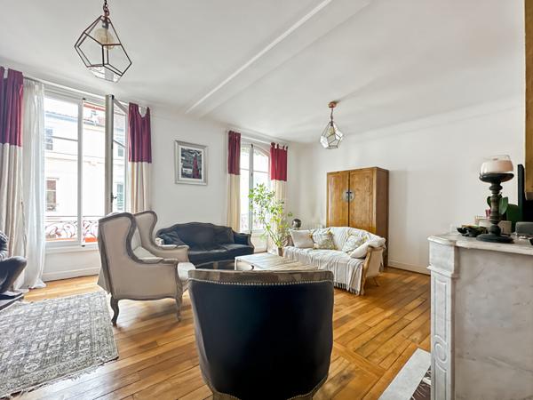 Versailles Saint-Louis Appartement 3 pièces d'environ 61 m² situé au 2ème étage avec chambre de service de 10.42 m² carrez et cave €475 000 ** - Référence 27317