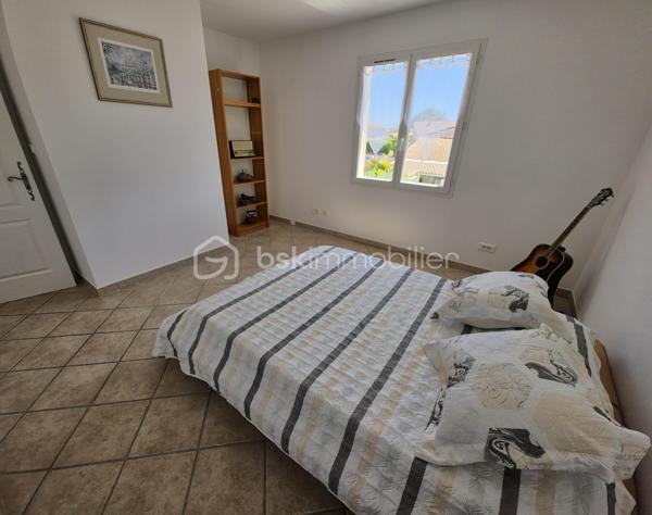 📍 Située à Bouillargues au cœur du village, au calme, à proximité de toutes commodités, commerces, crèche, écoles et collège, accès rapides à l’autoroute, la gare TGV et l’aéroport.

Cette élégante maison familiale de 169 m2 habitables séduit par son authenticité, ses beaux volumes et son atmosphère chaleureuse.
Édifiée sur une agréable parcelle de 671 m2 avec espace piscine et barbecue, elle offre un cadre de vie privilégié où confort et convivialité se rencontrent.
Entre cachet, fonctionnalité et douceur de vivre, cette propriété rare sur le secteur incarne parfaitement un art de vivre typiquement du Sud.
Le charme opère immédiatement grâce à sa magnifique grange en pierre des Costières, véritable signature du bien, offrant de multiples possibilités d’aménagement : espace de réception, cuisine d’été, logement indépendant, projet intergénérationnel ou activité professionnelle. Ses généreux volumes permettent également d’accueillir des véhicules de grand gabarit.
🏡 La maison
Au rez-de-chaussée, vous découvrirez :
–	une cuisine fonctionnelle, 
–	une arrière-cuisine,
–	un salon chaleureux, 
–	une spacieuse salle à manger,
–	une grande chambre parentale  
–	une salle de bain, 
–	un WC indépendant, 
–	une grande buanderie avec accès direct au garage.
Le très vaste garage d’environ 60 m² permet de stationner facilement deux véhicules tout en conservant un bel espace de rangement.
À l’étage :
–	quatre chambres confortables et lumineuses, 
–	une salle d’eau avec WC. 
🌿 Les extérieurs
Les extérieurs ont été pensés pour profiter pleinement des beaux jours :
–	terrasse couverte de plus de 30 m2,
–	piscine 5x10 m, 
–	espace barbecue, 
–	jardin agréable et facile d’entretien.
💎 Le véritable atout : une magnifique grange en pierre d’environ 110 m² pleine de charme et chargée d’histoire
Cette superbe dépendance en pierre de galets roulés dit « grès » apporte un cachet rare à la propriété et offre de nombreuses possibilités :
✔️ Projet locatif ou intergénérationnel
✔️ Logements indépendants
✔️ Atelier ou activité artisanale
✔️ Espace de réception
✔️ Cuisine d’été 
✔️ Espace sécurisé parfaitement adapté au stationnement de véhicules de grands gabarits
👉 Un potentiel exceptionnel et rare sur le secteur !
✨ Prestations & équipements
✔️ Chauffage au sol,
✔️ Gaz de ville,
✔️ Double vitrage,
✔️ Grands volumes,
✔️ Grand garage,
✔️ Piscine,
✔️ Dépendance en pierre,
✔️ Construction de 2005,
 
 💥 Un bien unique offrant à la fois confort familial, charme et potentiel d’exploitation.
📲 Contactez-moi dès maintenant pour organiser une visite et découvrir cette propriété rare.