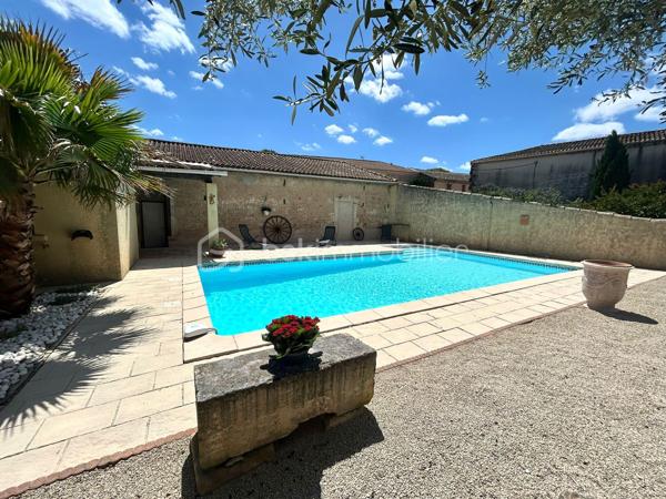 📍 Située à Bouillargues au cœur du village, au calme, à proximité de toutes commodités, commerces, crèche, écoles et collège, accès rapides à l’autoroute, la gare TGV et l’aéroport.

Cette élégante maison familiale de 169 m2 habitables séduit par son authenticité, ses beaux volumes et son atmosphère chaleureuse.
Édifiée sur une agréable parcelle de 671 m2 avec espace piscine et barbecue, elle offre un cadre de vie privilégié où confort et convivialité se rencontrent.
Entre cachet, fonctionnalité et douceur de vivre, cette propriété rare sur le secteur incarne parfaitement un art de vivre typiquement du Sud.
Le charme opère immédiatement grâce à sa magnifique grange en pierre des Costières, véritable signature du bien, offrant de multiples possibilités d’aménagement : espace de réception, cuisine d’été, logement indépendant, projet intergénérationnel ou activité professionnelle. Ses généreux volumes permettent également d’accueillir des véhicules de grand gabarit.
🏡 La maison
Au rez-de-chaussée, vous découvrirez :
–	une cuisine fonctionnelle, 
–	une arrière-cuisine,
–	un salon chaleureux, 
–	une spacieuse salle à manger,
–	une grande chambre parentale  
–	une salle de bain, 
–	un WC indépendant, 
–	une grande buanderie avec accès direct au garage.
Le très vaste garage d’environ 60 m² permet de stationner facilement deux véhicules tout en conservant un bel espace de rangement.
À l’étage :
–	quatre chambres confortables et lumineuses, 
–	une salle d’eau avec WC. 
🌿 Les extérieurs
Les extérieurs ont été pensés pour profiter pleinement des beaux jours :
–	terrasse couverte de plus de 30 m2,
–	piscine 5x10 m, 
–	espace barbecue, 
–	jardin agréable et facile d’entretien.
💎 Le véritable atout : une magnifique grange en pierre d’environ 110 m² pleine de charme et chargée d’histoire
Cette superbe dépendance en pierre de galets roulés dit « grès » apporte un cachet rare à la propriété et offre de nombreuses possibilités :
✔️ Projet locatif ou intergénérationnel
✔️ Logements indépendants
✔️ Atelier ou activité artisanale
✔️ Espace de réception
✔️ Cuisine d’été 
✔️ Espace sécurisé parfaitement adapté au stationnement de véhicules de grands gabarits
👉 Un potentiel exceptionnel et rare sur le secteur !
✨ Prestations & équipements
✔️ Chauffage au sol,
✔️ Gaz de ville,
✔️ Double vitrage,
✔️ Grands volumes,
✔️ Grand garage,
✔️ Piscine,
✔️ Dépendance en pierre,
✔️ Construction de 2005,
 
 💥 Un bien unique offrant à la fois confort familial, charme et potentiel d’exploitation.
📲 Contactez-moi dès maintenant pour organiser une visite et découvrir cette propriété rare.