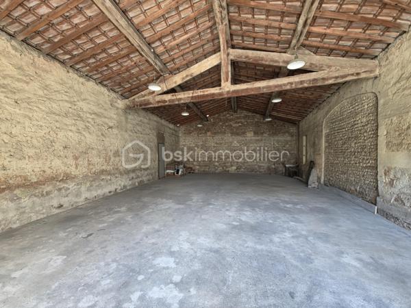 📍 Située à Bouillargues au cœur du village, au calme, à proximité de toutes commodités, commerces, crèche, écoles et collège, accès rapides à l’autoroute, la gare TGV et l’aéroport.

Cette élégante maison familiale de 169 m2 habitables séduit par son authenticité, ses beaux volumes et son atmosphère chaleureuse.
Édifiée sur une agréable parcelle de 671 m2 avec espace piscine et barbecue, elle offre un cadre de vie privilégié où confort et convivialité se rencontrent.
Entre cachet, fonctionnalité et douceur de vivre, cette propriété rare sur le secteur incarne parfaitement un art de vivre typiquement du Sud.
Le charme opère immédiatement grâce à sa magnifique grange en pierre des Costières, véritable signature du bien, offrant de multiples possibilités d’aménagement : espace de réception, cuisine d’été, logement indépendant, projet intergénérationnel ou activité professionnelle. Ses généreux volumes permettent également d’accueillir des véhicules de grand gabarit.
🏡 La maison
Au rez-de-chaussée, vous découvrirez :
–	une cuisine fonctionnelle, 
–	une arrière-cuisine,
–	un salon chaleureux, 
–	une spacieuse salle à manger,
–	une grande chambre parentale  
–	une salle de bain, 
–	un WC indépendant, 
–	une grande buanderie avec accès direct au garage.
Le très vaste garage d’environ 60 m² permet de stationner facilement deux véhicules tout en conservant un bel espace de rangement.
À l’étage :
–	quatre chambres confortables et lumineuses, 
–	une salle d’eau avec WC. 
🌿 Les extérieurs
Les extérieurs ont été pensés pour profiter pleinement des beaux jours :
–	terrasse couverte de plus de 30 m2,
–	piscine 5x10 m, 
–	espace barbecue, 
–	jardin agréable et facile d’entretien.
💎 Le véritable atout : une magnifique grange en pierre d’environ 110 m² pleine de charme et chargée d’histoire
Cette superbe dépendance en pierre de galets roulés dit « grès » apporte un cachet rare à la propriété et offre de nombreuses possibilités :
✔️ Projet locatif ou intergénérationnel
✔️ Logements indépendants
✔️ Atelier ou activité artisanale
✔️ Espace de réception
✔️ Cuisine d’été 
✔️ Espace sécurisé parfaitement adapté au stationnement de véhicules de grands gabarits
👉 Un potentiel exceptionnel et rare sur le secteur !
✨ Prestations & équipements
✔️ Chauffage au sol,
✔️ Gaz de ville,
✔️ Double vitrage,
✔️ Grands volumes,
✔️ Grand garage,
✔️ Piscine,
✔️ Dépendance en pierre,
✔️ Construction de 2005,
 
 💥 Un bien unique offrant à la fois confort familial, charme et potentiel d’exploitation.
📲 Contactez-moi dès maintenant pour organiser une visite et découvrir cette propriété rare.