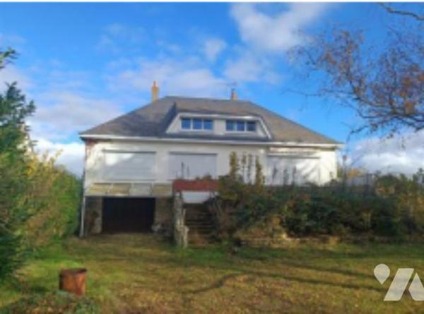 pavillon sur sous-sol, comprenant cuisine séjour sdb 4 chambres. Grenier aménageable.