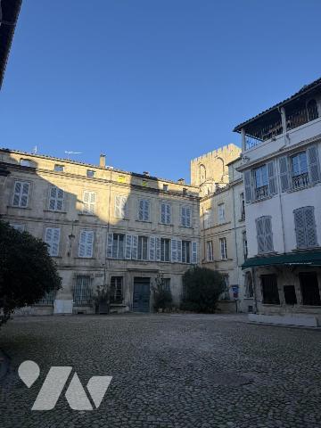 Avignon Intra-muros – Place Saint-Pierre - T3 de caractère – 112 m² – Cave 40 m² 
