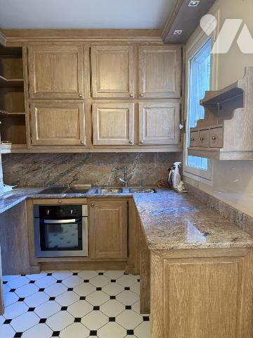 Avignon Intra-muros – Place Saint-Pierre - T3 de caractère – 112 m² – Cave 40 m² 