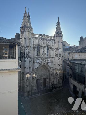 Avignon Intra-muros – Place Saint-Pierre - T3 de caractère – 112 m² – Cave 40 m² 