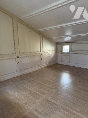 Avignon Intra-muros – Place Saint-Pierre - T3 de caractère – 112 m² – Cave 40 m² 