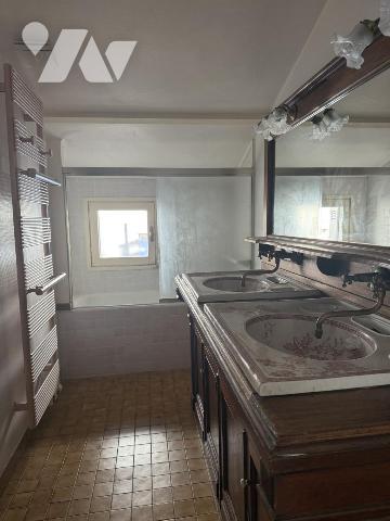 Avignon Intra-muros – Place Saint-Pierre - T3 de caractère – 112 m² – Cave 40 m² 