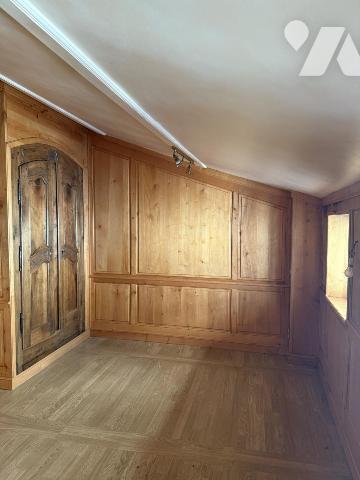 Avignon Intra-muros – Place Saint-Pierre - T3 de caractère – 112 m² – Cave 40 m² 