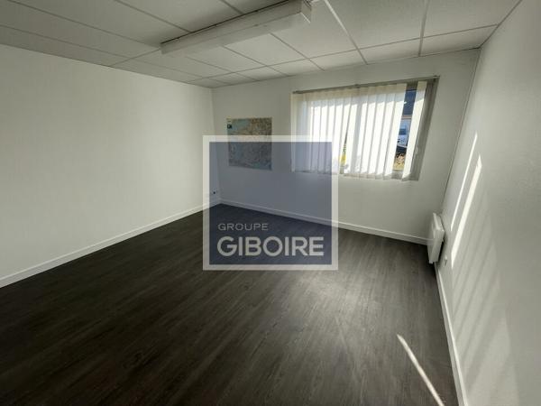 Local d'activites 880 m² à louer LA CHAPELLE SUR ERDRE (réf : 44.018968)