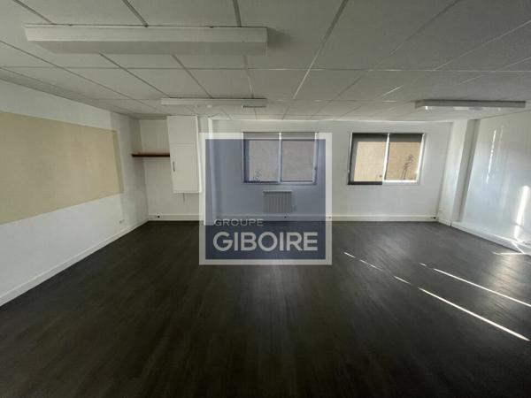 Local d'activites 880 m² à louer LA CHAPELLE SUR ERDRE (réf : 44.018968)