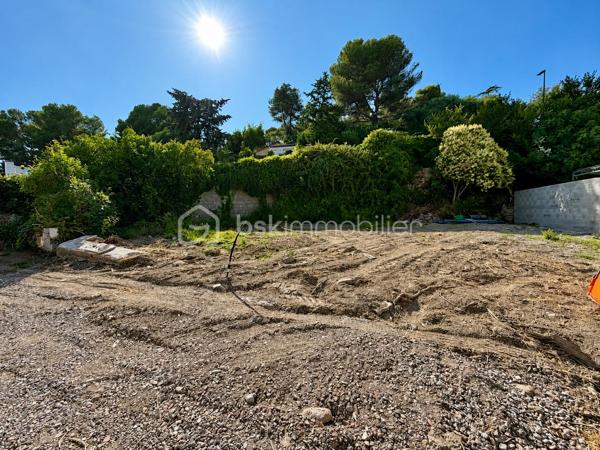 EXCLUSIVITÉ BSK IMMOBILIER,

Sur la commune de POUSSAN,

Dans un quartier résidentiel,

Venez visiter sans tarder ce terrain plat de 330m2, viabilisé et clôturé au calme à l’abri des regards afin de réaliser votre projet de construction individuelle.

J’attends votre appel !! Disponible 7 jours/7 de 9h à 20h.