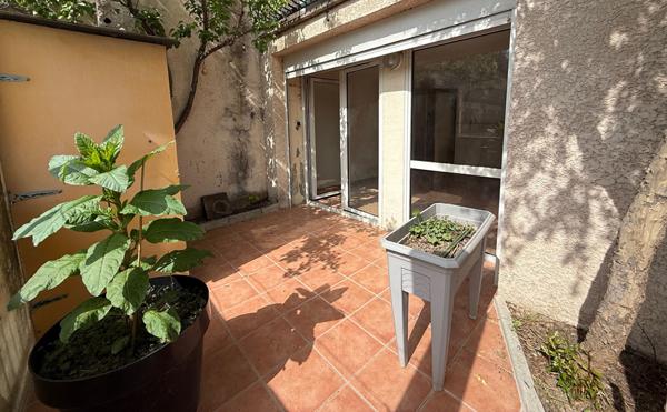 MÈZE, T2 en rdc avec terrasse, cour et stationnement