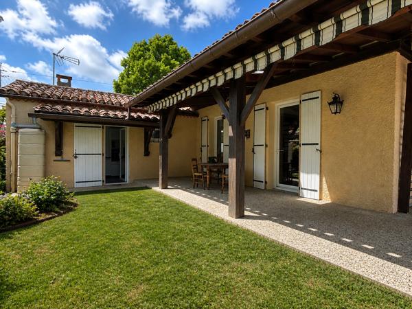 Maison
         6 pièces
        - 128 m² Exclusivité 215 000 € *