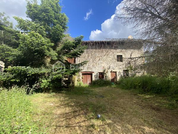 Ancien corps de ferme en pierre à rénover, comprenant une habitation composée au rez de chaussée, d'une cuisine / séjour, d'un bureau, d'une salle d'eau/wc et d'une ancienne écurie de 47m2 env. Au premier étage, on retrouve 2 chambres et une ancienne grange de 72m2 env. L'annexe accolée, est une ferme en pierres à restaurer également, elle est composée de 2 plateaux de 63m2 env chacun. Le terrain attenant est clos, exposé au Sud d'une surface de 530 m2 env. avec un puits. Le Gros œuvre est en bon état.
Le raccordement au réseau d'eau de ville, le chauffage et l'assainissement individuel sont à prévoir.