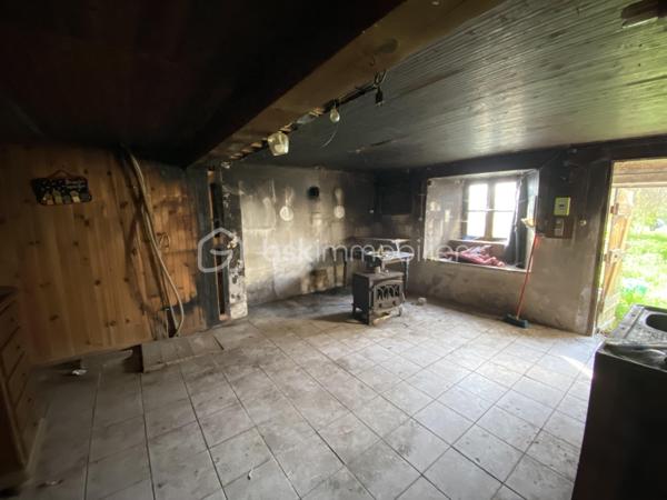 Ancien corps de ferme en pierre à rénover, comprenant une habitation composée au rez de chaussée, d'une cuisine / séjour, d'un bureau, d'une salle d'eau/wc et d'une ancienne écurie de 47m2 env. Au premier étage, on retrouve 2 chambres et une ancienne grange de 72m2 env. L'annexe accolée, est une ferme en pierres à restaurer également, elle est composée de 2 plateaux de 63m2 env chacun. Le terrain attenant est clos, exposé au Sud d'une surface de 530 m2 env. avec un puits. Le Gros œuvre est en bon état.
Le raccordement au réseau d'eau de ville, le chauffage et l'assainissement individuel sont à prévoir.