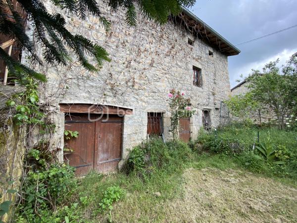 Ancien corps de ferme en pierre à rénover, comprenant une habitation composée au rez de chaussée, d'une cuisine / séjour, d'un bureau, d'une salle d'eau/wc et d'une ancienne écurie de 47m2 env. Au premier étage, on retrouve 2 chambres et une ancienne grange de 72m2 env. L'annexe accolée, est une ferme en pierres à restaurer également, elle est composée de 2 plateaux de 63m2 env chacun. Le terrain attenant est clos, exposé au Sud d'une surface de 530 m2 env. avec un puits. Le Gros œuvre est en bon état.
Le raccordement au réseau d'eau de ville, le chauffage et l'assainissement individuel sont à prévoir.