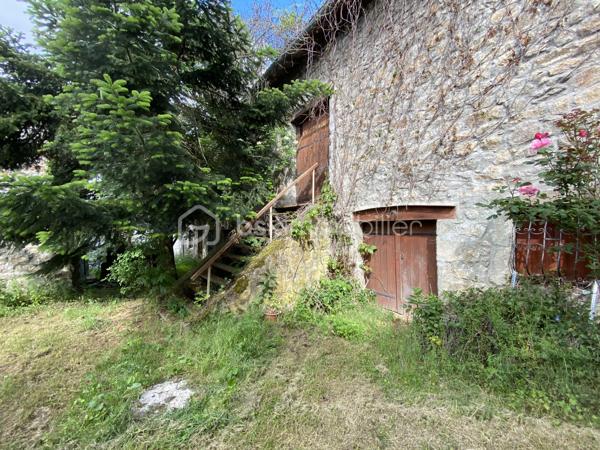 Ancien corps de ferme en pierre à rénover, comprenant une habitation composée au rez de chaussée, d'une cuisine / séjour, d'un bureau, d'une salle d'eau/wc et d'une ancienne écurie de 47m2 env. Au premier étage, on retrouve 2 chambres et une ancienne grange de 72m2 env. L'annexe accolée, est une ferme en pierres à restaurer également, elle est composée de 2 plateaux de 63m2 env chacun. Le terrain attenant est clos, exposé au Sud d'une surface de 530 m2 env. avec un puits. Le Gros œuvre est en bon état.
Le raccordement au réseau d'eau de ville, le chauffage et l'assainissement individuel sont à prévoir.