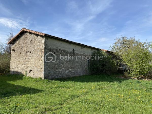 Ancien corps de ferme en pierre à rénover, comprenant une habitation composée au rez de chaussée, d'une cuisine / séjour, d'un bureau, d'une salle d'eau/wc et d'une ancienne écurie de 47m2 env. Au premier étage, on retrouve 2 chambres et une ancienne grange de 72m2 env. L'annexe accolée, est une ferme en pierres à restaurer également, elle est composée de 2 plateaux de 63m2 env chacun. Le terrain attenant est clos, exposé au Sud d'une surface de 530 m2 env. avec un puits. Le Gros œuvre est en bon état.
Le raccordement au réseau d'eau de ville, le chauffage et l'assainissement individuel sont à prévoir.