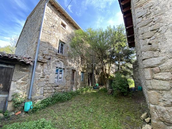 Ancien corps de ferme en pierre à rénover, comprenant une habitation composée au rez de chaussée, d'une cuisine / séjour, d'un bureau, d'une salle d'eau/wc et d'une ancienne écurie de 47m2 env. Au premier étage, on retrouve 2 chambres et une ancienne grange de 72m2 env. L'annexe accolée, est une ferme en pierres à restaurer également, elle est composée de 2 plateaux de 63m2 env chacun. Le terrain attenant est clos, exposé au Sud d'une surface de 530 m2 env. avec un puits. Le Gros œuvre est en bon état.
Le raccordement au réseau d'eau de ville, le chauffage et l'assainissement individuel sont à prévoir.