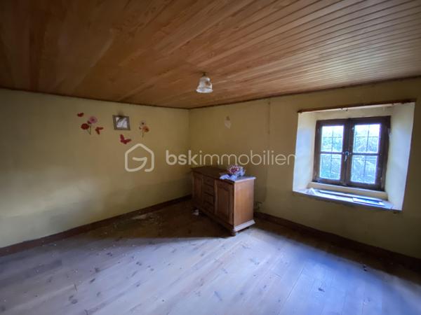 Ancien corps de ferme en pierre à rénover, comprenant une habitation composée au rez de chaussée, d'une cuisine / séjour, d'un bureau, d'une salle d'eau/wc et d'une ancienne écurie de 47m2 env. Au premier étage, on retrouve 2 chambres et une ancienne grange de 72m2 env. L'annexe accolée, est une ferme en pierres à restaurer également, elle est composée de 2 plateaux de 63m2 env chacun. Le terrain attenant est clos, exposé au Sud d'une surface de 530 m2 env. avec un puits. Le Gros œuvre est en bon état.
Le raccordement au réseau d'eau de ville, le chauffage et l'assainissement individuel sont à prévoir.