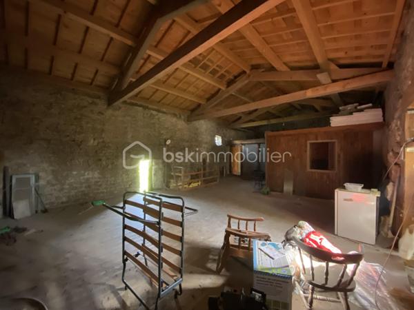 Ancien corps de ferme en pierre à rénover, comprenant une habitation composée au rez de chaussée, d'une cuisine / séjour, d'un bureau, d'une salle d'eau/wc et d'une ancienne écurie de 47m2 env. Au premier étage, on retrouve 2 chambres et une ancienne grange de 72m2 env. L'annexe accolée, est une ferme en pierres à restaurer également, elle est composée de 2 plateaux de 63m2 env chacun. Le terrain attenant est clos, exposé au Sud d'une surface de 530 m2 env. avec un puits. Le Gros œuvre est en bon état.
Le raccordement au réseau d'eau de ville, le chauffage et l'assainissement individuel sont à prévoir.