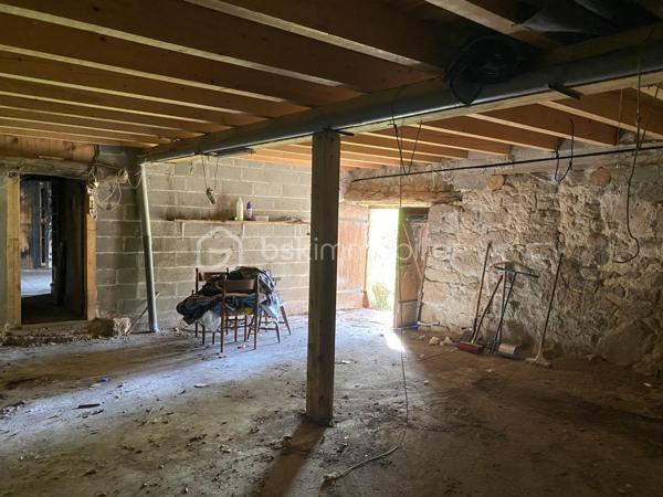 Ancien corps de ferme en pierre à rénover, comprenant une habitation composée au rez de chaussée, d'une cuisine / séjour, d'un bureau, d'une salle d'eau/wc et d'une ancienne écurie de 47m2 env. Au premier étage, on retrouve 2 chambres et une ancienne grange de 72m2 env. L'annexe accolée, est une ferme en pierres à restaurer également, elle est composée de 2 plateaux de 63m2 env chacun. Le terrain attenant est clos, exposé au Sud d'une surface de 530 m2 env. avec un puits. Le Gros œuvre est en bon état.
Le raccordement au réseau d'eau de ville, le chauffage et l'assainissement individuel sont à prévoir.