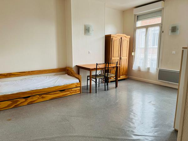 A LOUER STUDIO MEUBLE CENTRE VILLE DE ST QUENTIN 02100