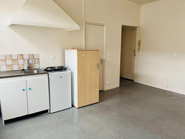 A LOUER STUDIO MEUBLE CENTRE VILLE DE ST QUENTIN 02100