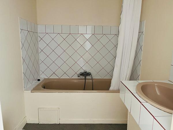 A LOUER STUDIO MEUBLE CENTRE VILLE DE ST QUENTIN 02100