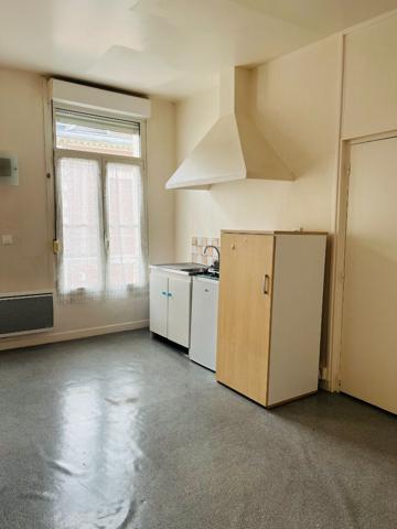 A LOUER STUDIO MEUBLE CENTRE VILLE DE ST QUENTIN 02100
