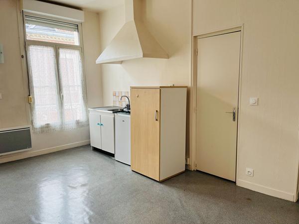 A LOUER STUDIO MEUBLE CENTRE VILLE DE ST QUENTIN 02100