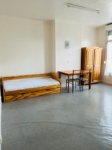 A LOUER STUDIO MEUBLE CENTRE VILLE DE ST QUENTIN 02100