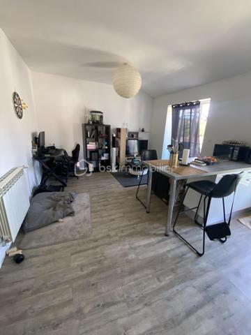 Vous souhaitez investir dans une petite copropriété avec très peu de charges au cœur du bourg de Caluire? cet appartement de type T2 est fait pour vous.
Dans une copropriété de 8 lots, cet appartement de 45m2 lumineux avec un balcon de 9m2 côté cour situé au 2ème et dernier étage sans ascenseur est idéal pour un investissement.
L'emplacement est idéal, proche de toutes les commodités.
Il se compose:
- d'une entrée 
- d'une salle de bain de 4,60m2
- d'un WC de 1,44m2
- d'une cuisine ouverte sur le salon de 21,29m2 donnant sur un balcon
- d'une chambre de 11,97m2 donnant également sur le balcon 

Côté prestations:
- fenêtre double vitrage PVC + persienne
- chauffage individuel au gaz
- loyer actuel en bail nu: 665+ 40€ de charges (eau comprise)

A visiter sans tarder!