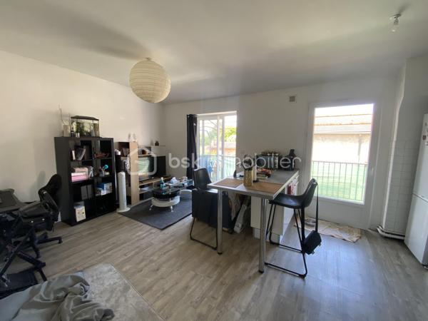 Vous souhaitez investir dans une petite copropriété avec très peu de charges au cœur du bourg de Caluire? cet appartement de type T2 est fait pour vous.
Dans une copropriété de 8 lots, cet appartement de 45m2 lumineux avec un balcon de 9m2 côté cour situé au 2ème et dernier étage sans ascenseur est idéal pour un investissement.
L'emplacement est idéal, proche de toutes les commodités.
Il se compose:
- d'une entrée 
- d'une salle de bain de 4,60m2
- d'un WC de 1,44m2
- d'une cuisine ouverte sur le salon de 21,29m2 donnant sur un balcon
- d'une chambre de 11,97m2 donnant également sur le balcon 

Côté prestations:
- fenêtre double vitrage PVC + persienne
- chauffage individuel au gaz
- loyer actuel en bail nu: 665+ 40€ de charges (eau comprise)

A visiter sans tarder!