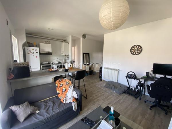 Vous souhaitez investir dans une petite copropriété avec très peu de charges au cœur du bourg de Caluire? cet appartement de type T2 est fait pour vous.
Dans une copropriété de 8 lots, cet appartement de 45m2 lumineux avec un balcon de 9m2 côté cour situé au 2ème et dernier étage sans ascenseur est idéal pour un investissement.
L'emplacement est idéal, proche de toutes les commodités.
Il se compose:
- d'une entrée 
- d'une salle de bain de 4,60m2
- d'un WC de 1,44m2
- d'une cuisine ouverte sur le salon de 21,29m2 donnant sur un balcon
- d'une chambre de 11,97m2 donnant également sur le balcon 

Côté prestations:
- fenêtre double vitrage PVC + persienne
- chauffage individuel au gaz
- loyer actuel en bail nu: 665+ 40€ de charges (eau comprise)

A visiter sans tarder!