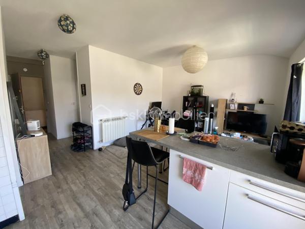Vous souhaitez investir dans une petite copropriété avec très peu de charges au cœur du bourg de Caluire? cet appartement de type T2 est fait pour vous.
Dans une copropriété de 8 lots, cet appartement de 45m2 lumineux avec un balcon de 9m2 côté cour situé au 2ème et dernier étage sans ascenseur est idéal pour un investissement.
L'emplacement est idéal, proche de toutes les commodités.
Il se compose:
- d'une entrée 
- d'une salle de bain de 4,60m2
- d'un WC de 1,44m2
- d'une cuisine ouverte sur le salon de 21,29m2 donnant sur un balcon
- d'une chambre de 11,97m2 donnant également sur le balcon 

Côté prestations:
- fenêtre double vitrage PVC + persienne
- chauffage individuel au gaz
- loyer actuel en bail nu: 665+ 40€ de charges (eau comprise)

A visiter sans tarder!