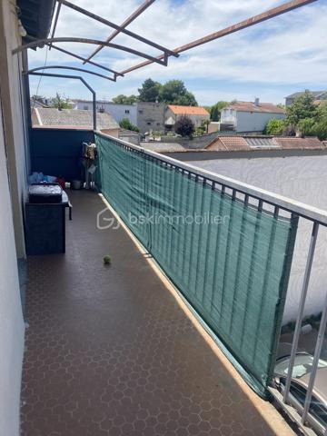 Vous souhaitez investir dans une petite copropriété avec très peu de charges au cœur du bourg de Caluire? cet appartement de type T2 est fait pour vous.
Dans une copropriété de 8 lots, cet appartement de 45m2 lumineux avec un balcon de 9m2 côté cour situé au 2ème et dernier étage sans ascenseur est idéal pour un investissement.
L'emplacement est idéal, proche de toutes les commodités.
Il se compose:
- d'une entrée 
- d'une salle de bain de 4,60m2
- d'un WC de 1,44m2
- d'une cuisine ouverte sur le salon de 21,29m2 donnant sur un balcon
- d'une chambre de 11,97m2 donnant également sur le balcon 

Côté prestations:
- fenêtre double vitrage PVC + persienne
- chauffage individuel au gaz
- loyer actuel en bail nu: 665+ 40€ de charges (eau comprise)

A visiter sans tarder!