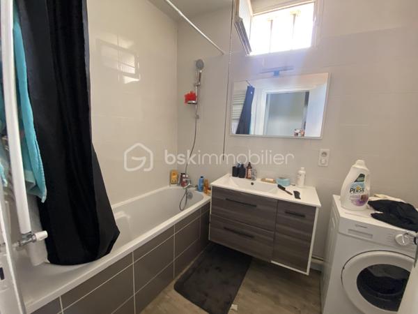 Vous souhaitez investir dans une petite copropriété avec très peu de charges au cœur du bourg de Caluire? cet appartement de type T2 est fait pour vous.
Dans une copropriété de 8 lots, cet appartement de 45m2 lumineux avec un balcon de 9m2 côté cour situé au 2ème et dernier étage sans ascenseur est idéal pour un investissement.
L'emplacement est idéal, proche de toutes les commodités.
Il se compose:
- d'une entrée 
- d'une salle de bain de 4,60m2
- d'un WC de 1,44m2
- d'une cuisine ouverte sur le salon de 21,29m2 donnant sur un balcon
- d'une chambre de 11,97m2 donnant également sur le balcon 

Côté prestations:
- fenêtre double vitrage PVC + persienne
- chauffage individuel au gaz
- loyer actuel en bail nu: 665+ 40€ de charges (eau comprise)

A visiter sans tarder!