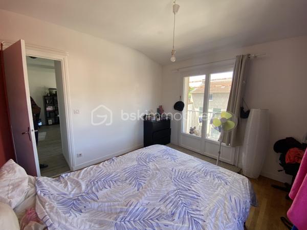 Vous souhaitez investir dans une petite copropriété avec très peu de charges au cœur du bourg de Caluire? cet appartement de type T2 est fait pour vous.
Dans une copropriété de 8 lots, cet appartement de 45m2 lumineux avec un balcon de 9m2 côté cour situé au 2ème et dernier étage sans ascenseur est idéal pour un investissement.
L'emplacement est idéal, proche de toutes les commodités.
Il se compose:
- d'une entrée 
- d'une salle de bain de 4,60m2
- d'un WC de 1,44m2
- d'une cuisine ouverte sur le salon de 21,29m2 donnant sur un balcon
- d'une chambre de 11,97m2 donnant également sur le balcon 

Côté prestations:
- fenêtre double vitrage PVC + persienne
- chauffage individuel au gaz
- loyer actuel en bail nu: 665+ 40€ de charges (eau comprise)

A visiter sans tarder!