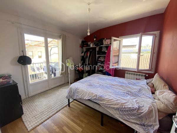 Vous souhaitez investir dans une petite copropriété avec très peu de charges au cœur du bourg de Caluire? cet appartement de type T2 est fait pour vous.
Dans une copropriété de 8 lots, cet appartement de 45m2 lumineux avec un balcon de 9m2 côté cour situé au 2ème et dernier étage sans ascenseur est idéal pour un investissement.
L'emplacement est idéal, proche de toutes les commodités.
Il se compose:
- d'une entrée 
- d'une salle de bain de 4,60m2
- d'un WC de 1,44m2
- d'une cuisine ouverte sur le salon de 21,29m2 donnant sur un balcon
- d'une chambre de 11,97m2 donnant également sur le balcon 

Côté prestations:
- fenêtre double vitrage PVC + persienne
- chauffage individuel au gaz
- loyer actuel en bail nu: 665+ 40€ de charges (eau comprise)

A visiter sans tarder!